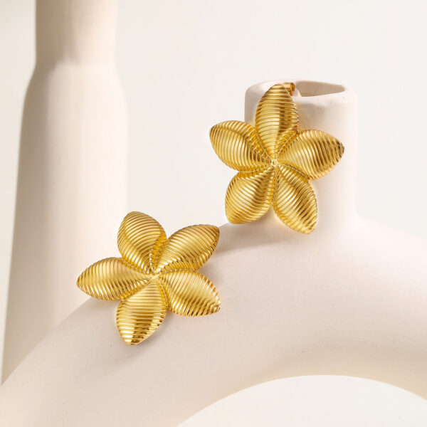 New Trendy Elegant Stainless Steel Jewelry for Women Gold Plated Tarnish-Free Flower Stud Earrings for Parties - Image 2