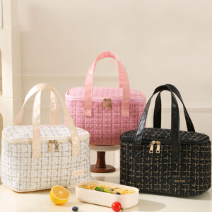 Chic and stylish hand-held insulated bag, high appearance level, practical lunch box bag, outdoor picnic lunch bag, portable lunch box bag.